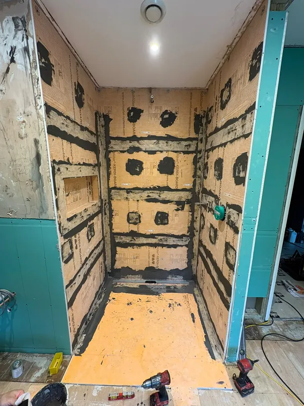 Shower lined with KERDI-BOARD and tanked