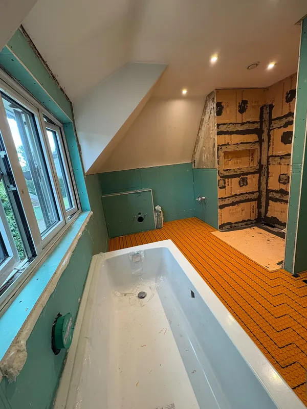 Orange DITRA-HEAT underfloor heating and the new bath