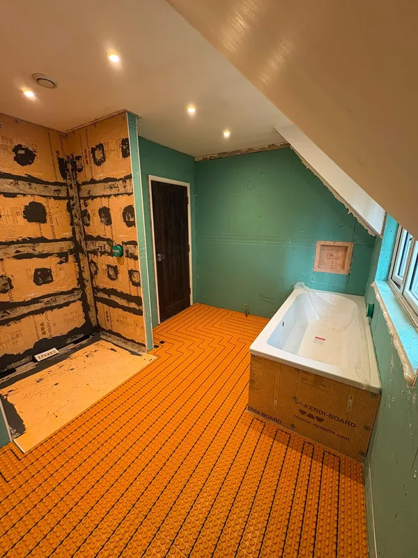 Heating membrane, tanked shower and new bath